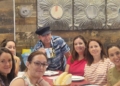 Amigas Sevillanas celebrando el cumpleanos de Teresa recorte Flashes de visitantes en nuestra ciudad