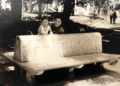 Con mi madre en el Parque Hernandez. Aquellos bancos antiguos Carlos Baeza: "'La ciudad de las cúpulas' no es sino un álbum de fotografías antiguas que intentan transportarte a la Melilla que yo añoro"