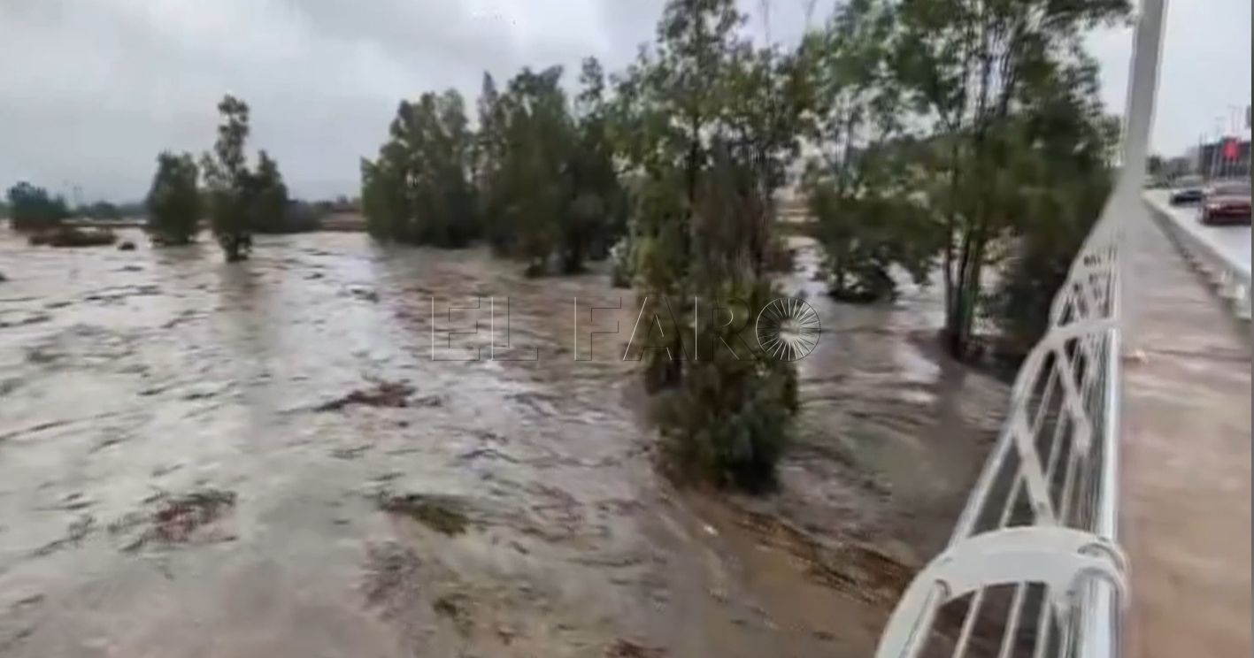 Captura de video que muestra el río Magro desbordado en Utiel y obliga a los bomberos a evacuar bajos y comercios. EFE/Emergencias 112 Valencia -SOLO USO EDITORIAL/SOLO DISPONIBLE PARA ILUSTRAR LA NOTICIA QUE ACOMPAÑA (CRÉDITO OBLIGATORIO)-