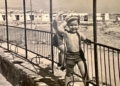 En la piscina del Trebol de La Hipica. Al fondo las casetas de la playa Carlos Baeza: "'La ciudad de las cúpulas' no es sino un álbum de fotografías antiguas que intentan transportarte a la Melilla que yo añoro"