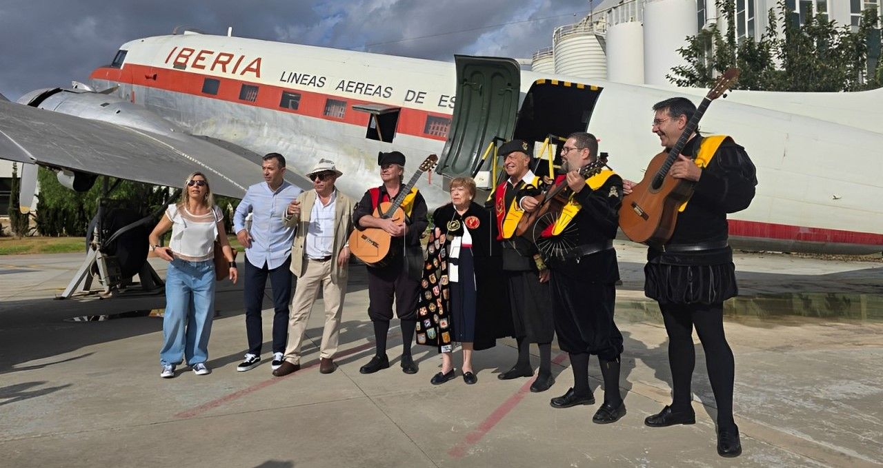 Familia Conesa con la Tuna Isabel Conesa visita el aeropuerto de Málaga de 1959