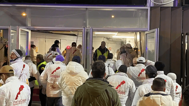 Aficionados marroquíes llevan al Bernabéu una camiseta incluyendo a Ceuta y Melilla en su mapa