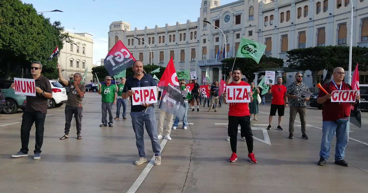 WhatsApp Image 2024 10 02 at 11.27.18 recorte Unos 50 trabajadores del centro de menores La Purísima reclaman la municipalización del servicio con una marcha cangrejo a paso de tortuga