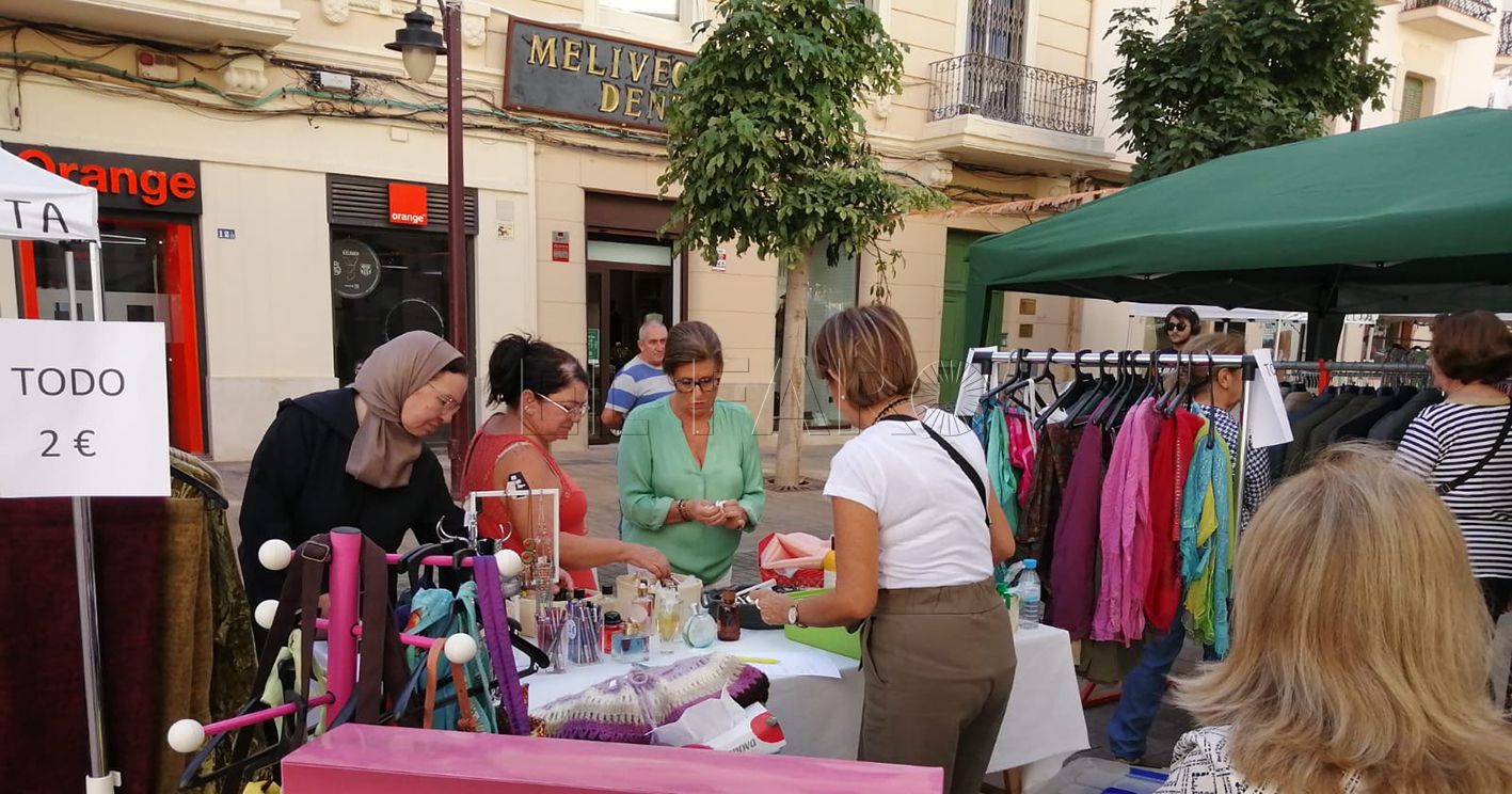 Los melillenses, contentos con la Feria Outlet organizada por Promesa en el centro de la ciudad