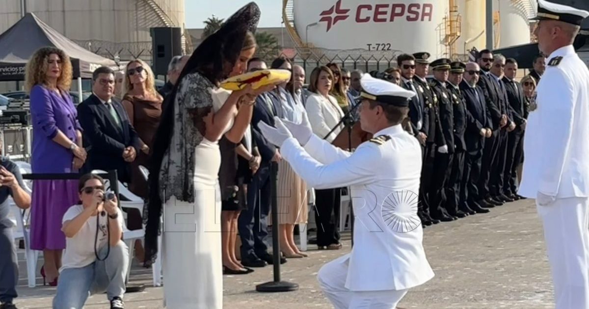 WhatsApp Image 2024 10 07 at 11.33.34 e1728297679414 El comandante del patrullero 'Isla Pinto' recibe de rodillas la bandera de combate de manos de Sofía Acedo