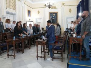 minuto de silencio pleno La Asamblea aprueba el nombramiento de los miembros de la mesa de contratación