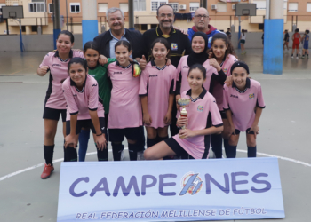 El Gimnástico Melilla posa con la copa de Campeonas de la Copa Federación, junto a Diego Martínez, presidente de la RFMF, y a Francisco Leiva, presidente del Comité de Fútbol Sala RFMF.