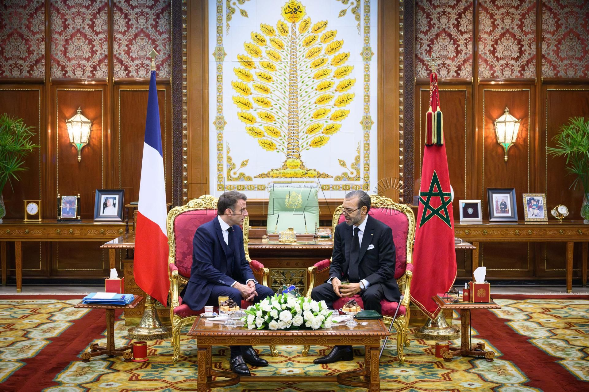 Rabat (Morocco), 28/10/2024.- A handout photo made available by Maghreb Arabe Presse shows King Mohamed VI of Morocco (R) meets with French President Emmanuel Macron at the Royal Office in Rabat, Morocco, 28 October 2024. French President Macron is paying a state visit to Morocco, from 28 to 30 October. (Francia, Marruecos) EFE/EPA/Maghreb Arabe Presse HANDOUT HANDOUT EDITORIAL USE ONLY/NO SALES