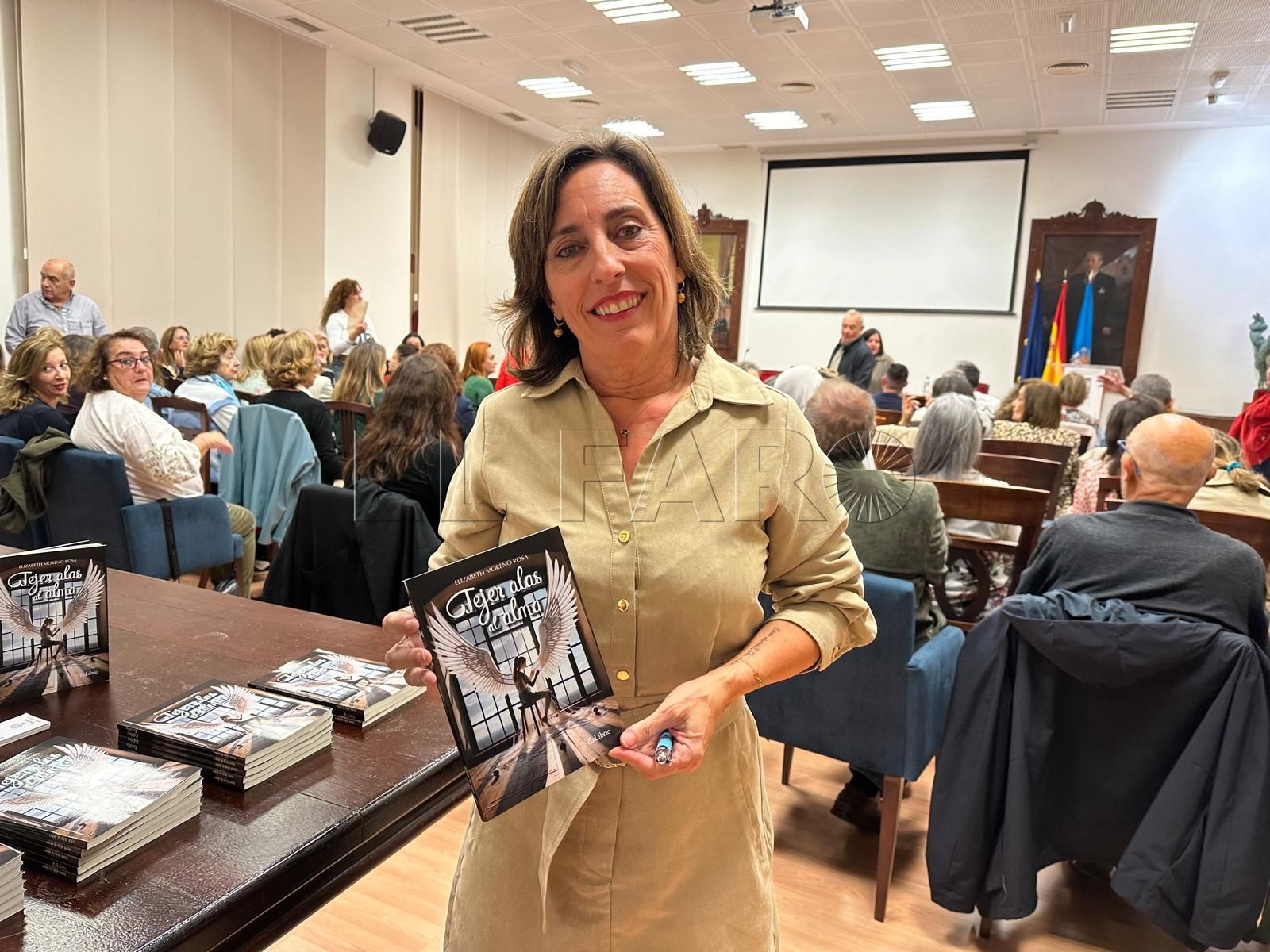 22 1 Elisabeth Moreno refleja su viaje personal en ‘Tejer alas al alma’