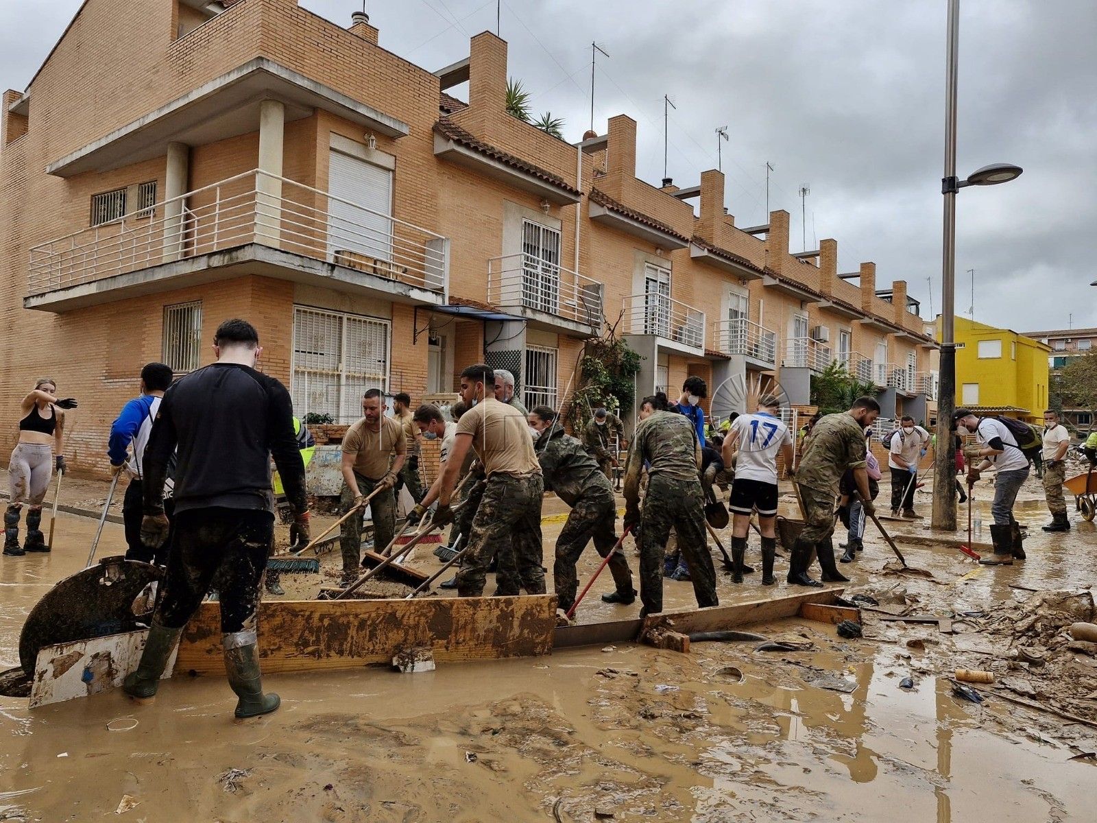 Los militares despliegan su potencial en las localidades afectadas por la DANA