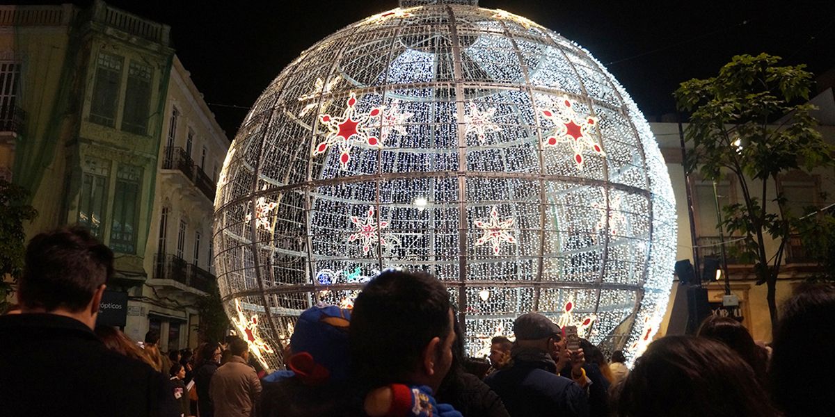 Bola La Navidad llama a la puerta