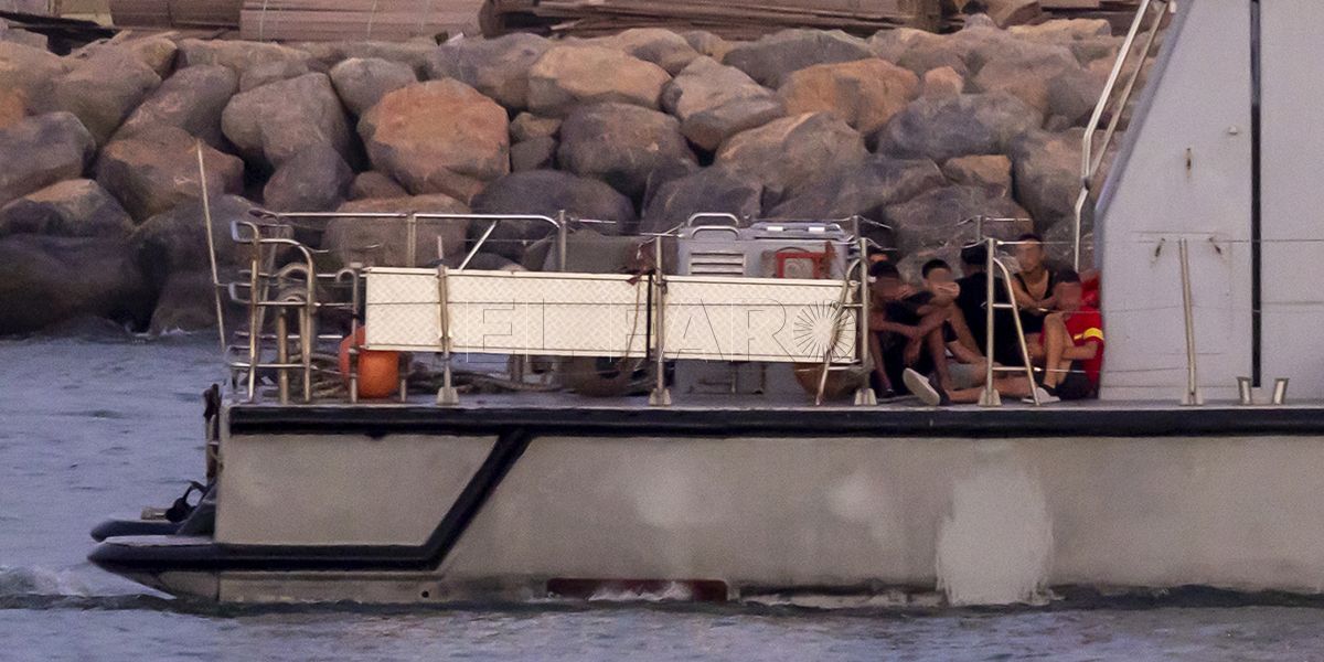 MELILLA, 01/09/2024.- Un grupo de migrantes ha intentado acceder este domingo a Melilla nadando desde Marruecos, aunque un importante despliegue de seguridad en el lado español de la frontera ha evitado esta entrada irregular, según han informado a EFE fuentes policiales. Este intento de entrada se ha producido a última hora de la tarde de este domingo en el Dique Sur, la zona de la frontera situada más al sur de Melilla que separa la ciudad autónoma del puerto marroquí de Nador con un dique vallado de casi medio kilómetro de longitud. EFE/Giner