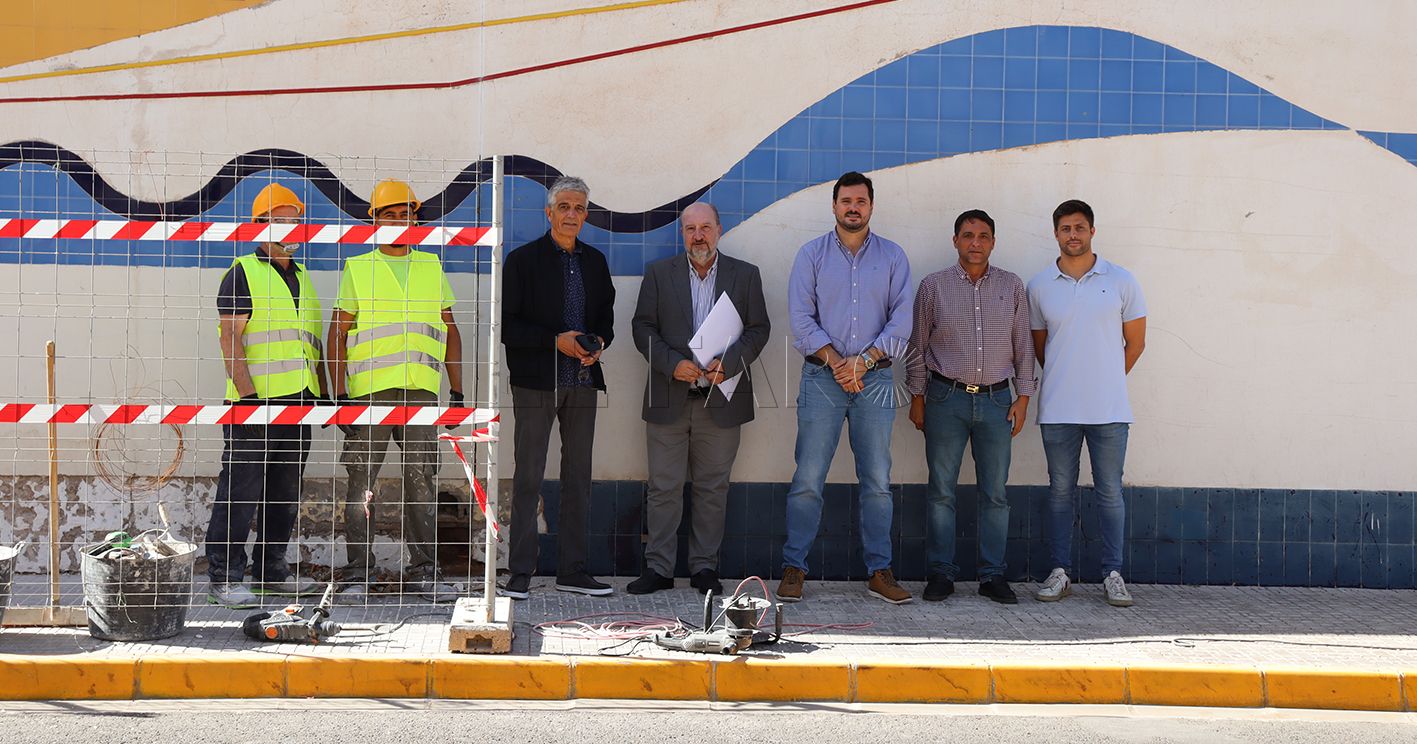 Fotograf�a Visita Comienzo Rehablitaci�n paseo recorte La Autoridad Portuaria comienza la rehabilitación del mural artístico en el Paseo Marítimo