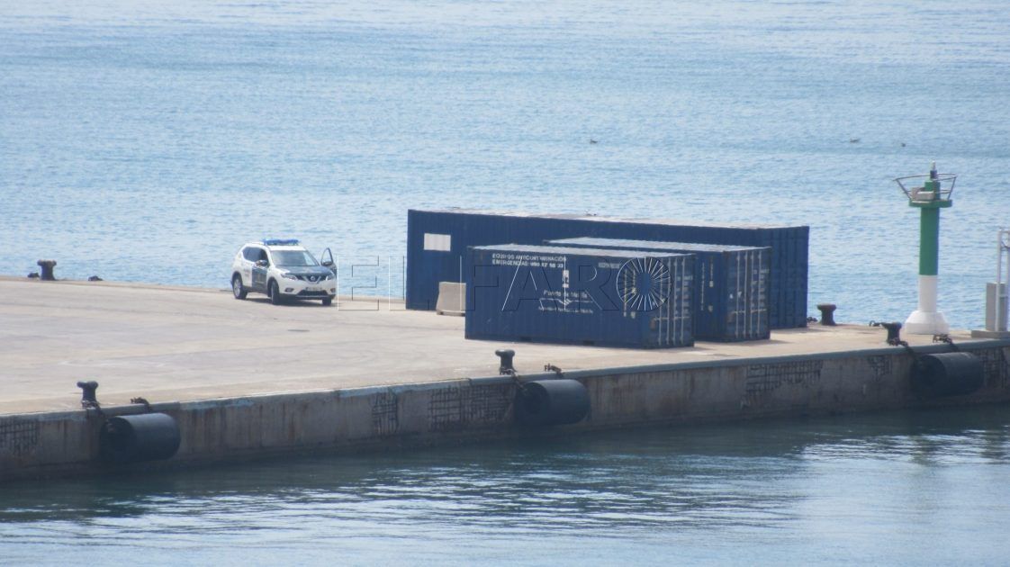 Guardia Civil investiga mercacía en el Puerto de Melilla