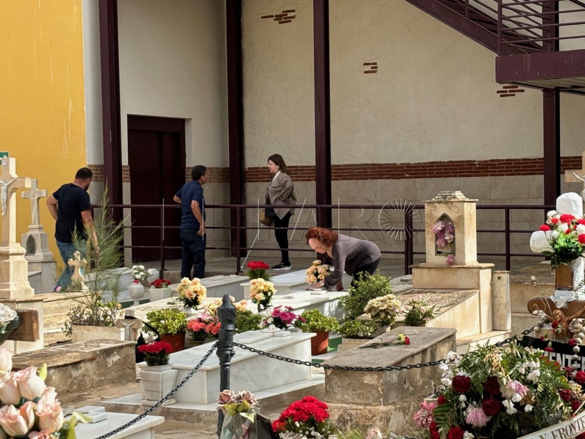 IMG 8731 e1730466696262 Los melillenses cumplen con la tradición de visitar el cementerio en el Día de Todos los Santos