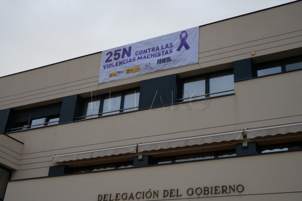 Lona delegacion e1732526415454 Delegación del Gobierno despliega una lona con motivo del 25N