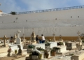 WhatsApp Image 2024 11 01 at 14.04.45 Los melillenses cumplen con la tradición de visitar el cementerio en el Día de Todos los Santos