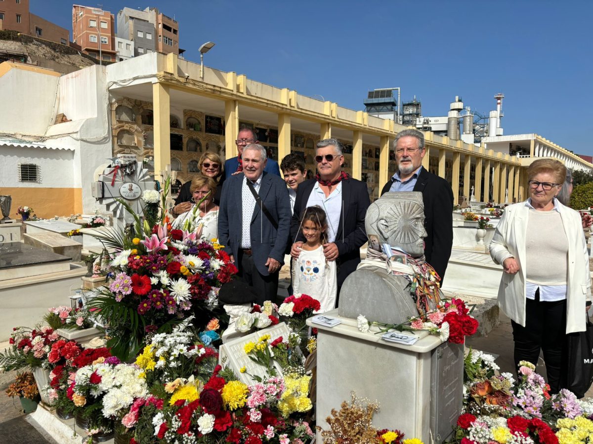 WhatsApp Image 2024 11 01 at 17.59.44 e1730480745498 Una tradición que florece: familiares y melillenses rinden un homenaje al soldado de los milagros