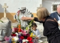WhatsApp Image 2024 11 01 at 17.59.45 1 Una tradición que florece: familiares y melillenses rinden un homenaje al soldado de los milagros
