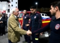 WhatsApp Image 2024 11 03 at 22.23.44 2 Imbroda muestra su apoyo a los 14 bomberos antes de su partida a Valencia