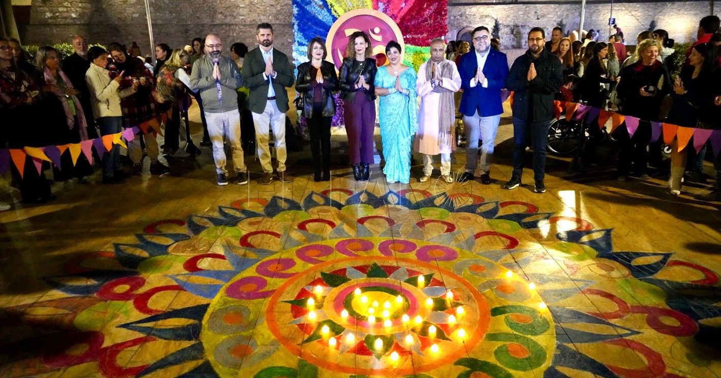 Melilla se acuerda de las víctimas de la DANA en el encendido de velas del Diwali