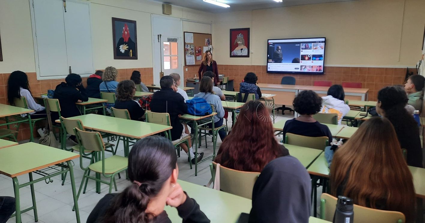 WhatsApp Image 2024 11 21 at 11.08.40 recorte Segura imparte una charla de igualdad en la Escuela de Arte Miguel Marmolejo