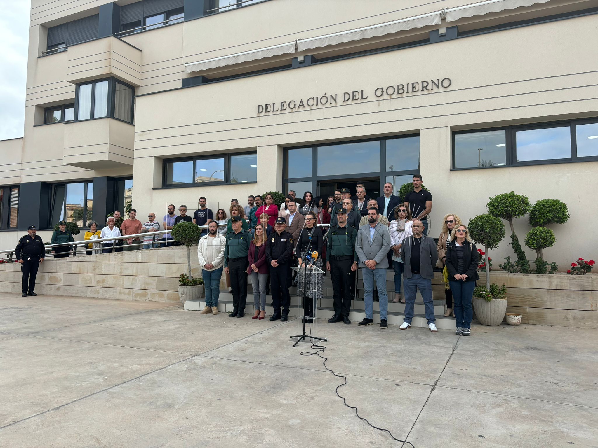 WhatsApp Image 2024 11 28 at 12.53.03 Minuto de silencio en Delegación por el asesinato machista de una mujer de 15 años en Alicante