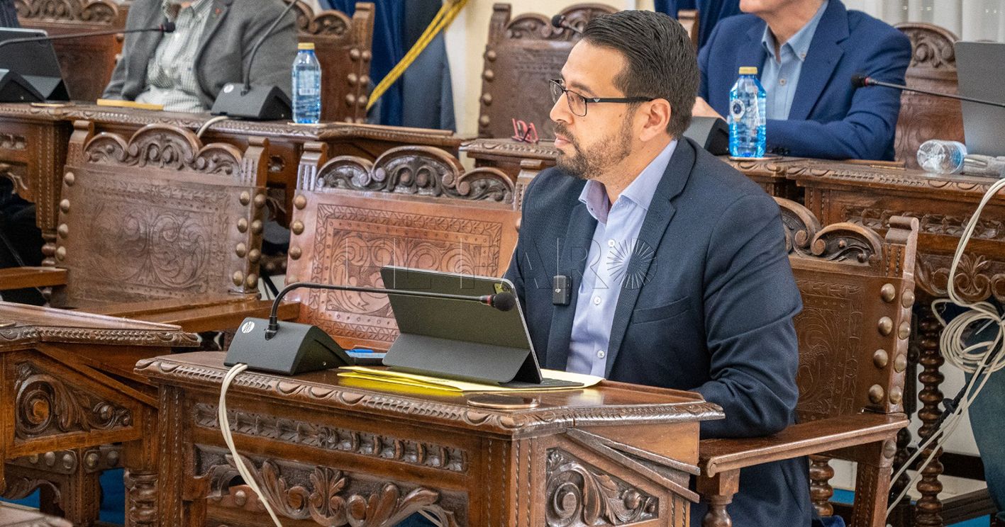 Azmani: “El Gobierno nos da dos días para analizar 384 millones de euros, una burla”