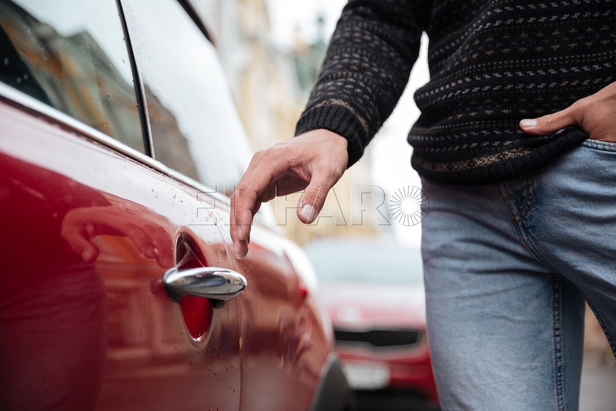 close up portrait male hand car handle outdoors La Asociación Española de Consumidores alerta de una oleada de fraudes relacionadas con siniestros de automóviles