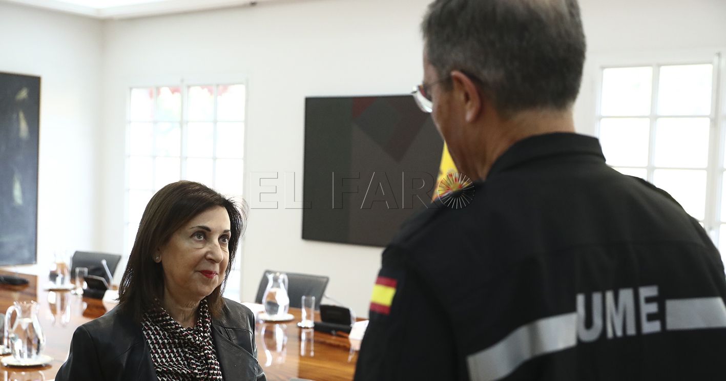 MADRID, 18/11/2024.- La ministra de Defensa, Margarita Robles (i) habla con jefe de la Unidad Militar de Emergencias (UME), el teniente general, Javier Marcos, durante la reunión del comité de crisis para el seguimiento de los efectos de la DANA en palacio de la Moncloa en Madrid este lunes. EFE/ Fernando Calvo/Moncloa /  ***SOLO USO EDITORIAL/SOLO DISPONIBLE PARA ILUSTRAR LA NOTICIA QUE ACOMPAÑA (CRÉDITO OBLIGATORIO)***