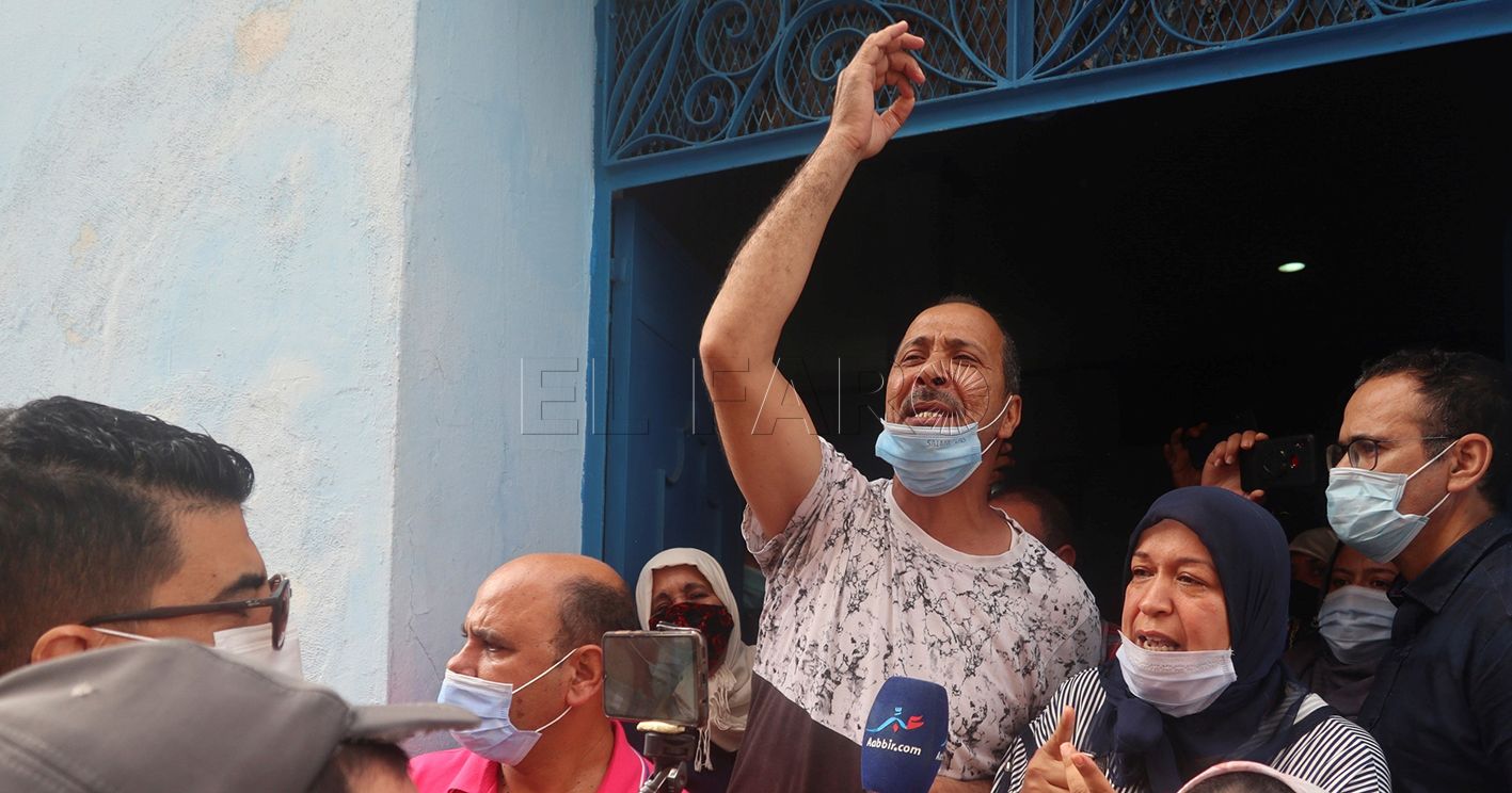GRAF075. BENI-ENZAR (MARRUECOS), 24/09/2020.- Miles de trabajadores transfronterizos de la región de Nador, en el noreste de Marruecos, viven desde hace meses una profunda crisis por la prohibición del contrabando con la vecina Melilla y el posterior cierre drástico de la frontera terrestre, desde hace siete meses, con esa ciudad. EFE/ Mohamed Siali