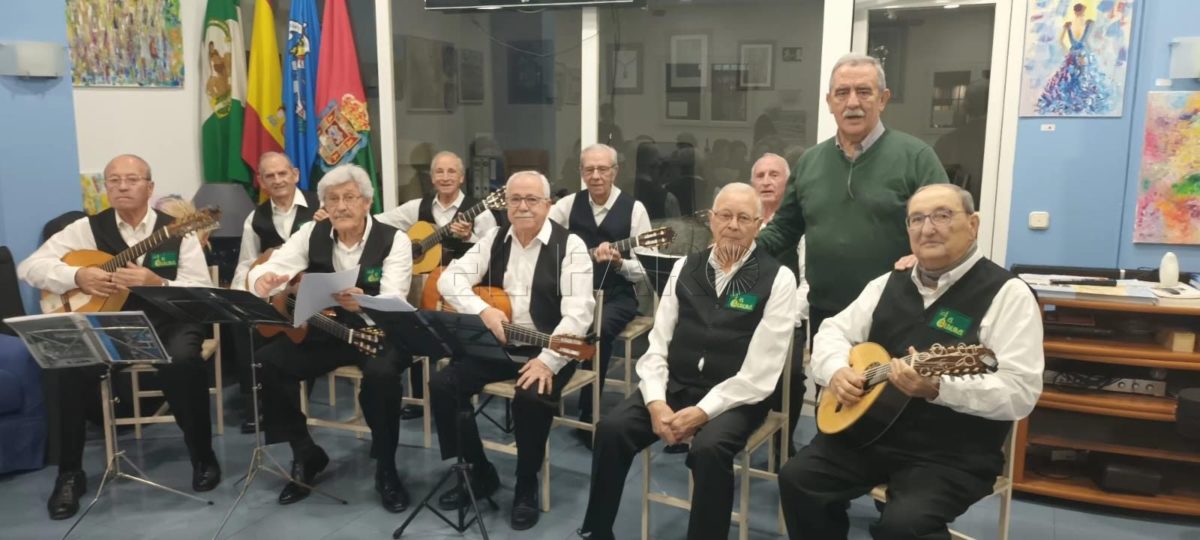 0 7 e1735553163237 La Casa de Melilla en Granada festeja la Navidad con el grupo 'El Laurel'