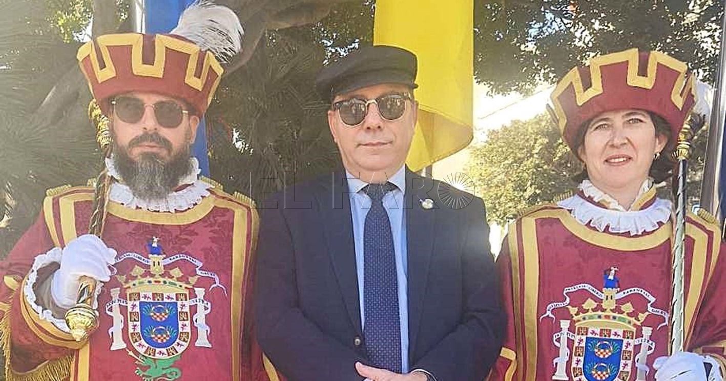 01 JuanjoFlorensa junto a los maceros de Melilla Gloria y Andres recorte Los Maceros del Ayuntamiento de Melilla