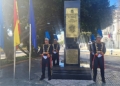 04 Policia Local de Melilla con uniforme de Gala junto Monolito Constitucion Los Maceros del Ayuntamiento de Melilla