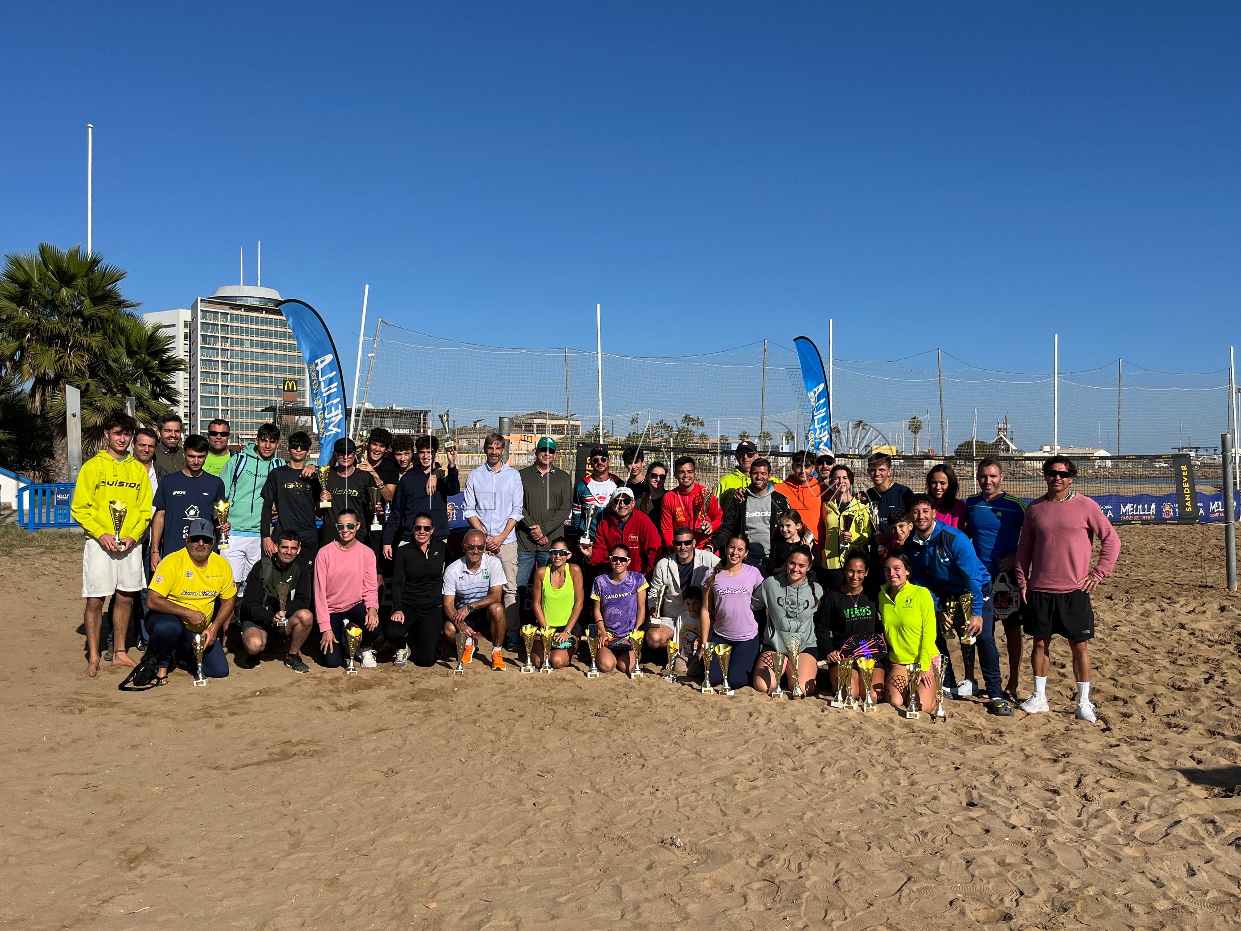 20241222 Foto de Grupo La melillense María Martínez junto a Gómez se coronan campeonas del BT50 de tenis playa