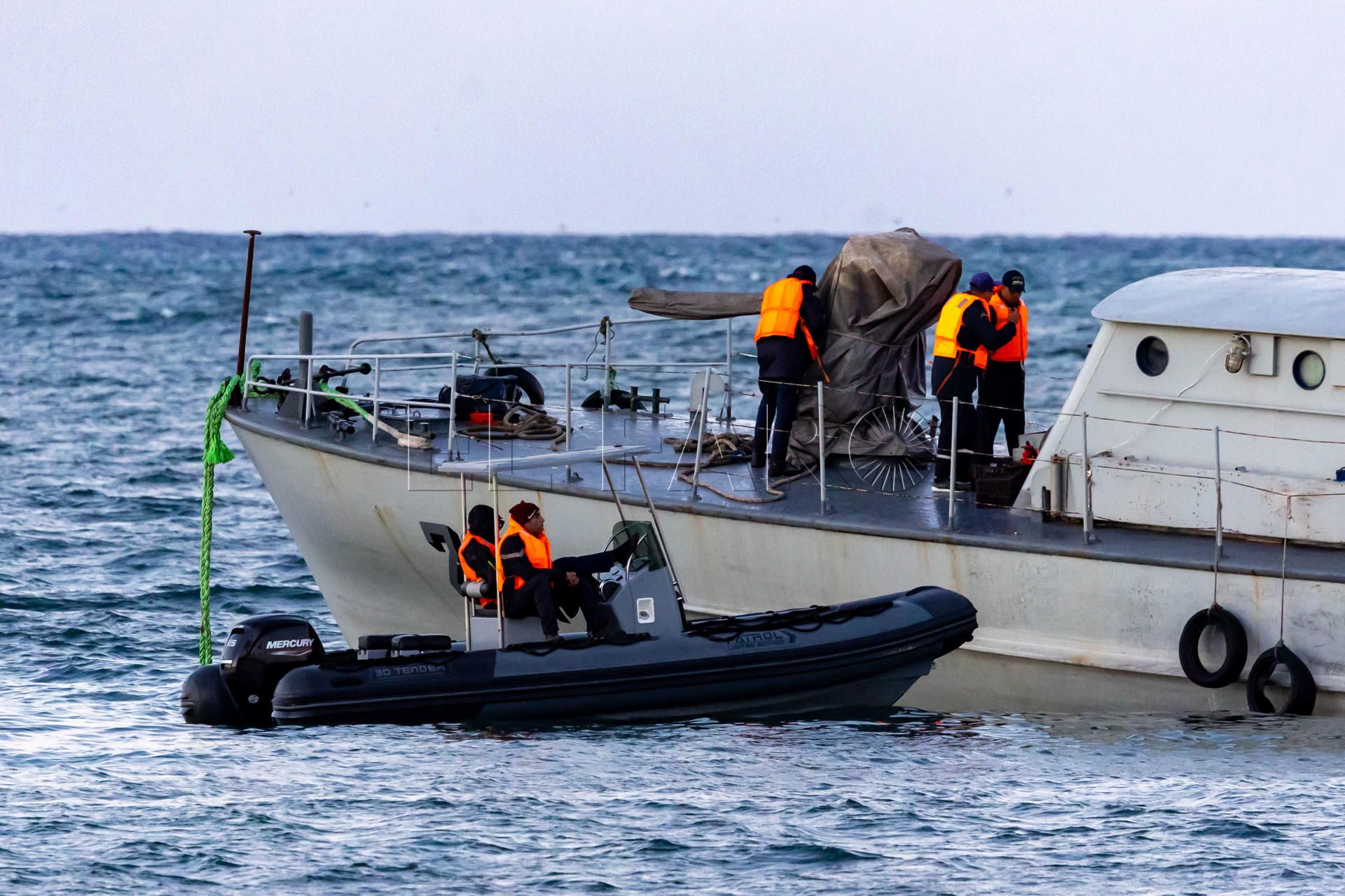 MELILLA, 26/12/2024.- Los medios españoles de Salvamento Marítimo y el puerto de Melilla que se han puesto a disposición de las autoridades marroquíes para colaborar en las labores de rescate de la patrullera marroquí encallada este jueves en aguas españolas se han retirado de la zona al caer la noche tras no haber sido requeridos por el país vecino. EFE/José Manuel Giner
