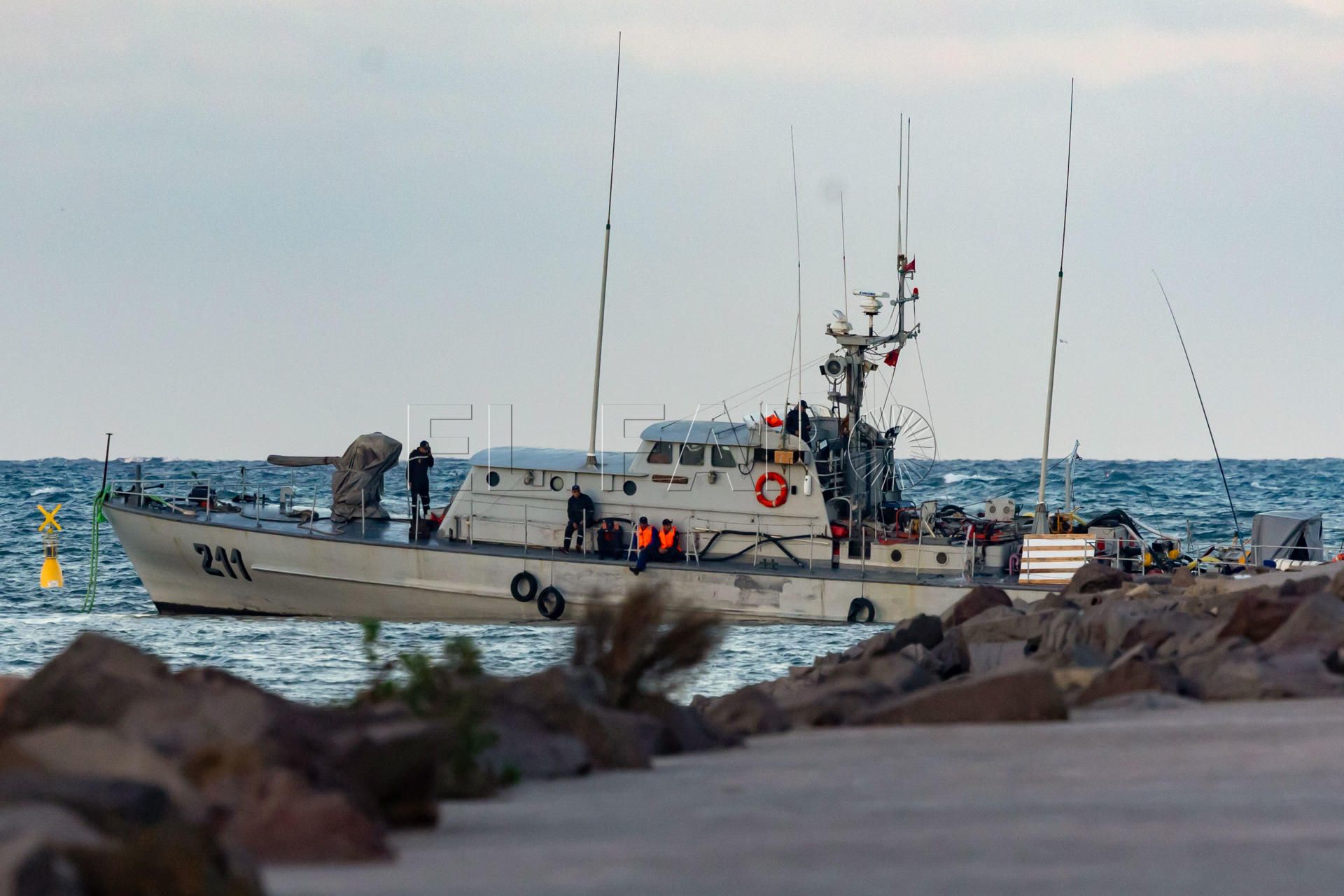 MELILLA, 26/12/2024.- Los medios españoles de Salvamento Marítimo y el puerto de Melilla que se han puesto a disposición de las autoridades marroquíes para colaborar en las labores de rescate de la patrullera marroquí encallada este jueves en aguas españolas se han retirado de la zona al caer la noche tras no haber sido requeridos por el país vecino. EFE/José Manuel Giner