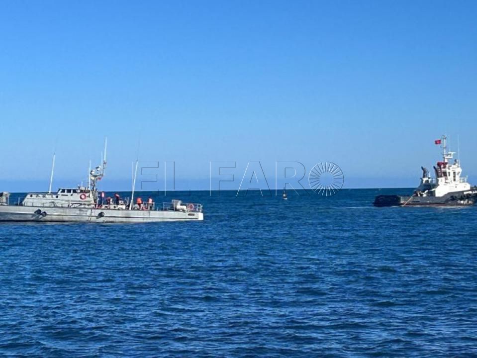 59a9a63c 107f 45af beaa 82d7c6e0f619 1 Una patrullera marroquí encallada en el Dique Sur