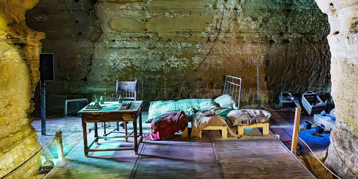 MELILLA, 08/12/2024.- Recreación de un refugio de las cuevas del Conventico, donde la población de Melilla se refugió junto a la patrona, la Virgen de la Victoria, durante los tres meses largos que duró el asedio del ejército del sultán Sidi Mohamed Ben Abdallah el 9 de diciembre de 1774 cuando sitió la ciudad durante cien días. EFE/Giner