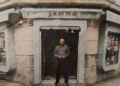 En mi local comercial JAMNA. En el 22 de la Avenida. Actualmente Massimo Dutti Ramesh Ramchand, 'El indio' en La Salle y 'El español' en la India