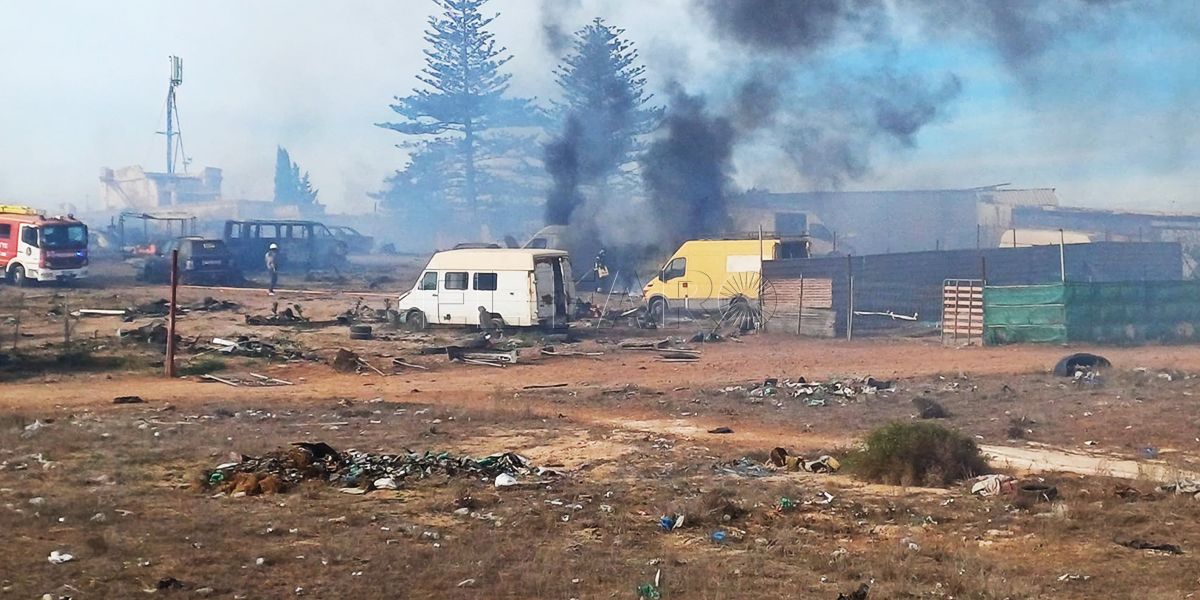 Facebook Un incendio en el Barrio Chino afecta a varias chabolas de la zona