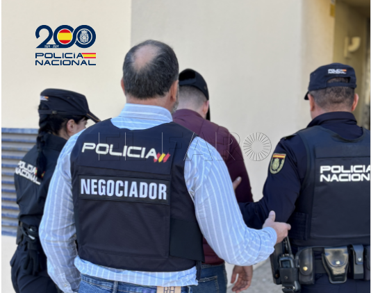 Imagen 1 La Policía Nacional reduce a un joven que amenazaba con matar a su padre con un cuchillo