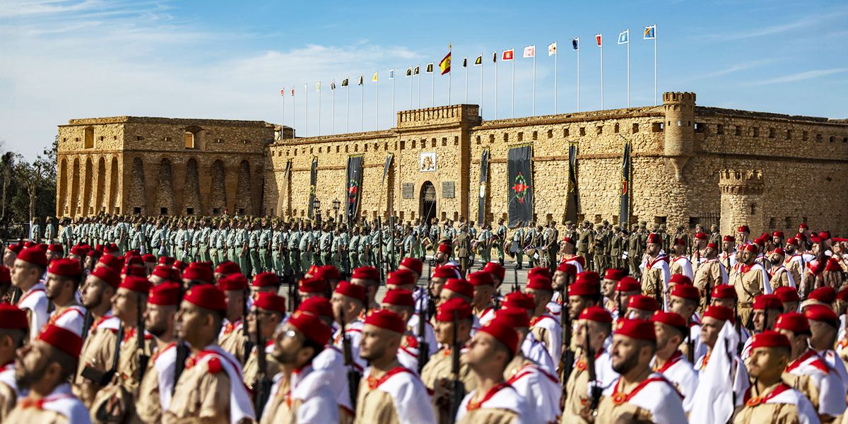 MELILLA, 08/12/2024.- El Tercio Gran Capitán 1º de la Legión y el Grupo de Regulares número 52, ambas unidades con base en Melilla, celebran este domingo el día de la Inmaculada Concepción, patrona del Arma de Infantería, los Capellanes Castrenses y el Cuerpo Jurídico Militar con un recuerdo a las víctimas de la dana en Valencia. EFE/ José Manuel Giner