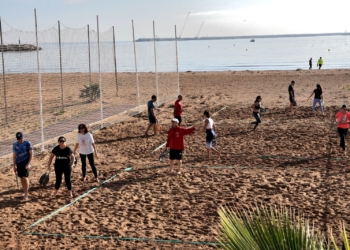 Vista clases de iniciacion 1600 Éxito en las Primeras Jornadas de Tenis Playa – UNED Melilla