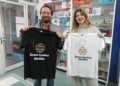 WhatsApp Image 2024 12 21 at 11 1.59.44 Zona Centro regala en un sorteo 15 camisetas con el logotipo de la asociación