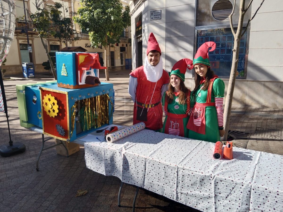 WhatsApp Image 2024 12 23 at 13.30.12 e1734957108790 Los elfos de la Zona Centro atienden las peticiones de regalos de los más pequeños