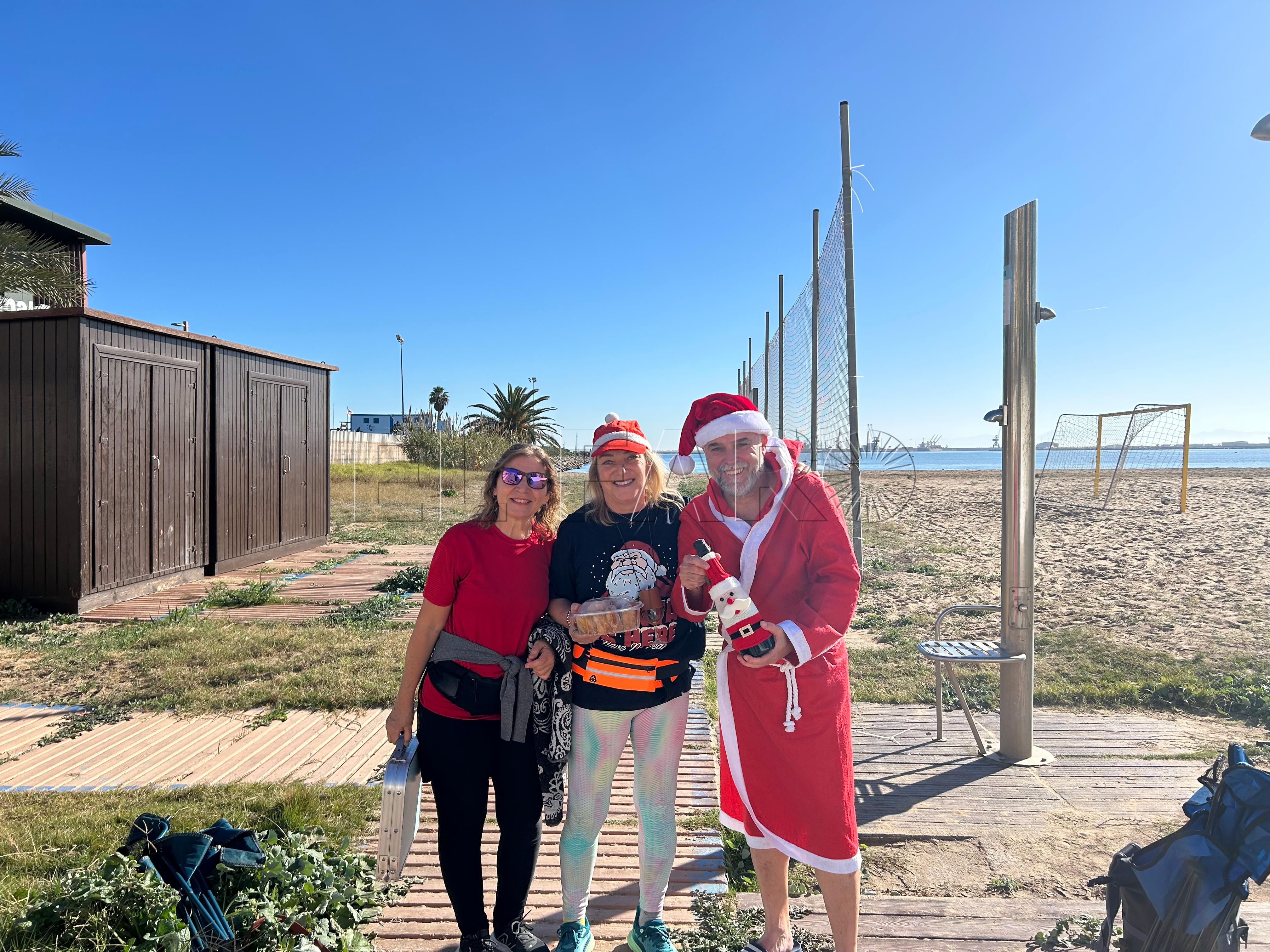 WhatsApp Image 2024 12 25 at 13.26.53 La llegada de Papá Noel deja una preciosa estampa navideña en el paseo marítimo