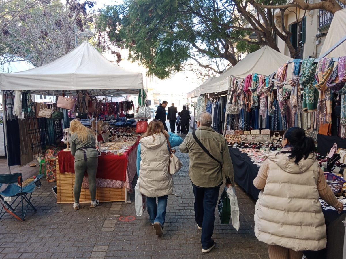 WhatsApp Image 2024 12 29 at 13.50.26 e1735476836888 Golosinas, bolsos y ropa a buen precio en el mercadillo de García Cabrelles