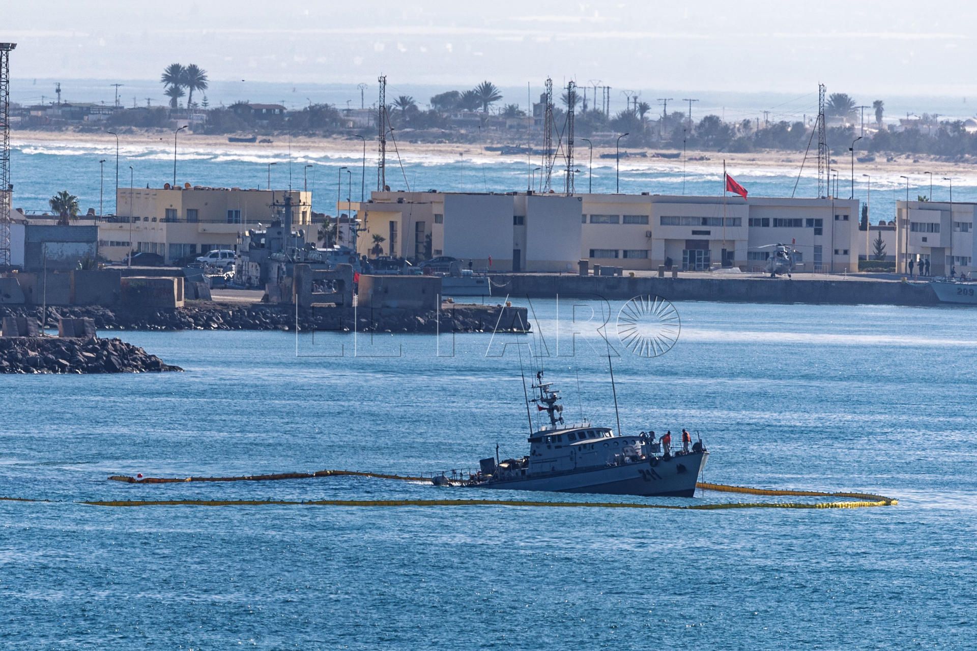 MELILLA (ESPAÑA), 28/12/2024.- La patrullera de la Marina Real de Marruecos que encalló el pasado jueves en aguas de Melilla no tiene riesgo de hundimiento y se encuentra en estos momentos a la espera de ser rescatada por un remolcador y buceadores que se desplazarán a la ciudad autónoma desde Motril (Granada).EFE/ Giner