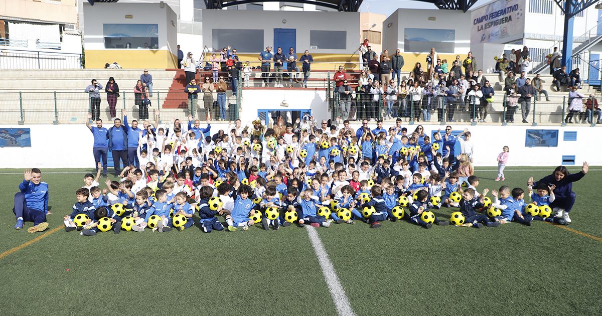 112212121212 Los Reyes Magos visitan la Escuela de Fútbol de la Fundación RFMF